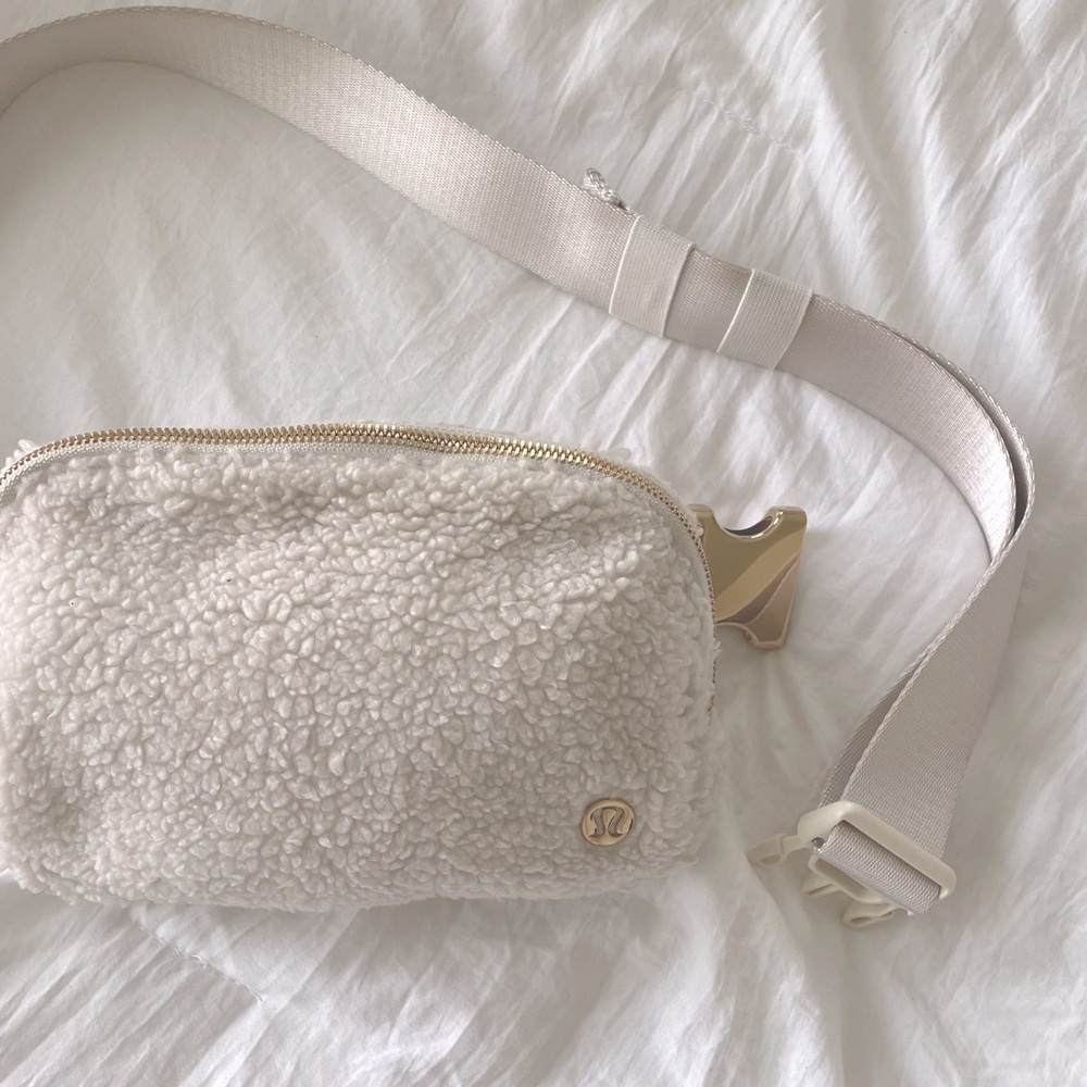 lululemon Everywhere Belt Bag *Fleece White Opal / Gold
